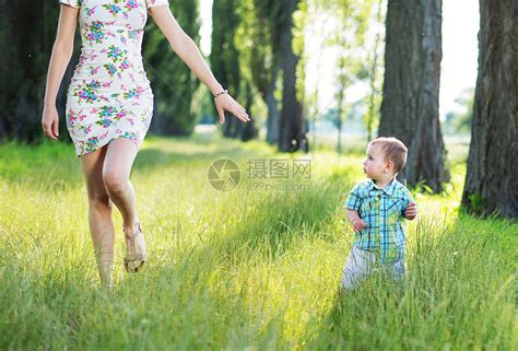 美丽的妈妈她的孩子公园里玩耍高清图片下载-正版图片300638230-摄图网