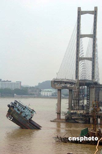 组图：广东九江大桥被船撞断 160米桥面坠江_新闻中心_新浪网