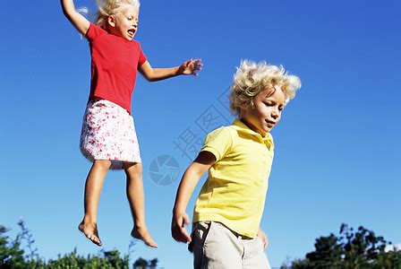 儿童跳跃图片_儿童跳跃素材_儿童跳跃高清图片_摄图网图片下载