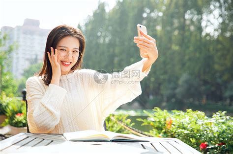 甜美女生外景自拍头像