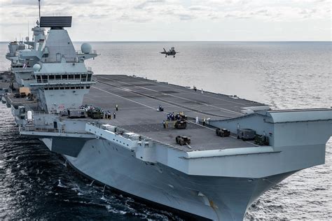 英国皇家海军伊丽莎白女王号航母与法国核动力航母戴高乐号进行演……