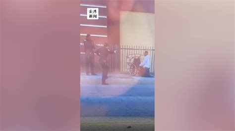 实拍：美国17岁少年持“军用步枪”上街 警察连开12枪将其击毙！_凤凰网视频_凤凰网
