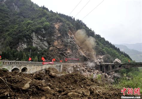 直击芦山县宝盛乡堵塞道路巨石爆破-中新网