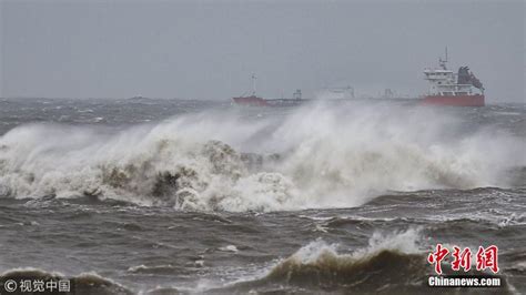 强台风“山竹”将至 福建泉州海边掀起大浪