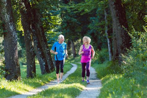在公园户外一起慢跑时微笑着健康生活方式的两名活跃老年人全长前视线高清图片下载-正版图片503512050-摄图网