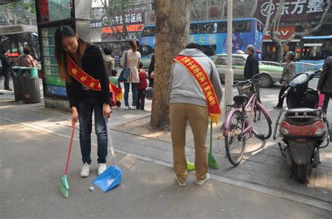 郑州公交志愿者街头体验环卫工人干活 感受他们工作的不易-大河新闻
