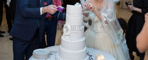 夫妻双方为招待客人共度了9280份结婚蛋糕高清图片下载-正版图片307143102-摄图网