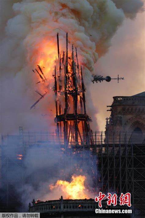 俯瞰巴黎圣母院火灾现场 屋顶燃烧成火海_新浪图片