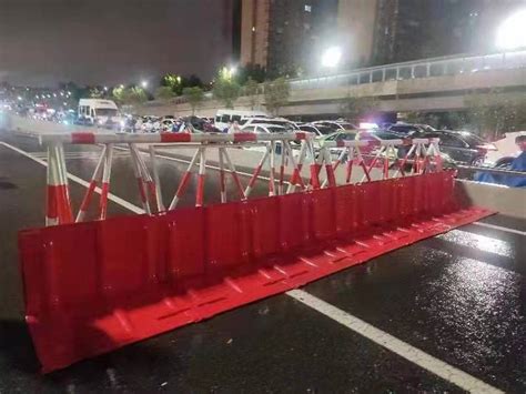 「调查」还原郑州京广隧道被淹没过程：前车怕涉水停车致拥堵瘫痪-有驾