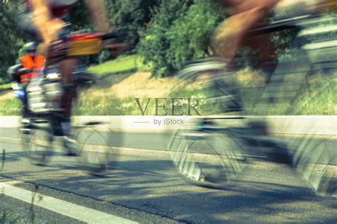 街上两个骑自行车的人跑得很快照片摄影图片_ID:304576378-Veer图库