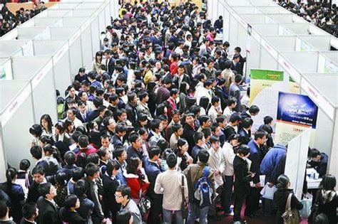 首场招聘会岗位减少三成 武汉大学生遭就业寒冬_资讯_凤凰网