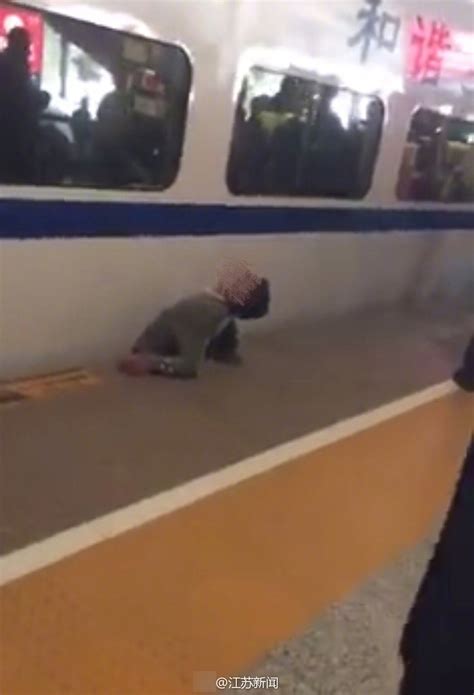 武汉火车站回应男孩高铁上“玩刀具”：安检时已确认为未开刃刀具模型，予以放行_凤凰网