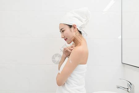 出浴女照图片