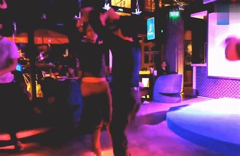 一群人在迪斯科夜总会跳舞高清图片下载-正版图片306615033-摄图网