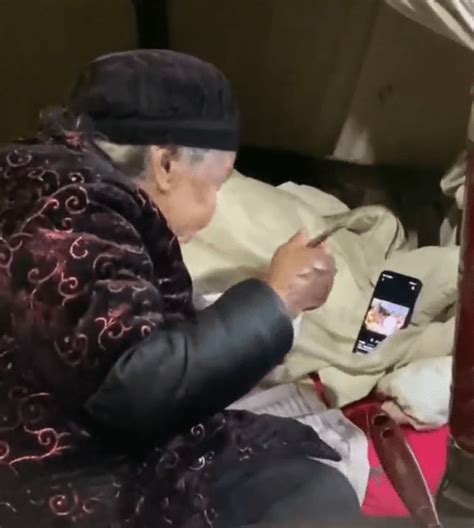 88岁老奶奶吃饭玩手机被晚辈“教训”，外孙女：她是网瘾少女_余女士_外婆_视频