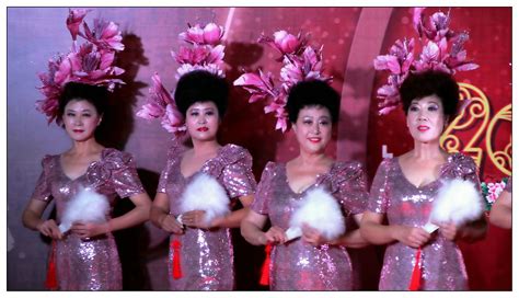 妈妈级模特队身着旗袍 款款亮相南京街头_频道_凤凰网