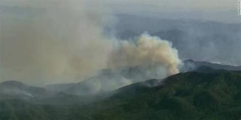 美国亚利桑那州严重山火 已烧毁近7000英亩土地_手机新浪网