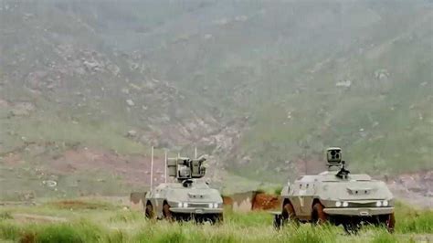 解放军新型无人战车亮相，配备多种武器，可替代作战人员执行任务_腾讯视频