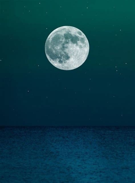 海上升明月，天涯共此时