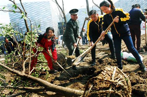 校园又添新绿 校领导带领师生共绘地大生态底色-中国地质大学（北京）
