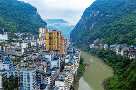 中国“最窄”县城：房屋建在湍急的河流上，却拥有10多种矿产资源_盐津县