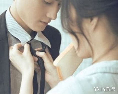 【图】女生帮男生打领带 相当于这个女人对这个男人的表白_女生帮男生打领带_伊秀服饰网|yxlady.com