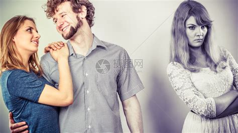 嫉妒和背叛的概念被抛弃犹太女孩看着快乐的拥抱情侣三角关系高清图片下载-正版图片307186216-摄图网