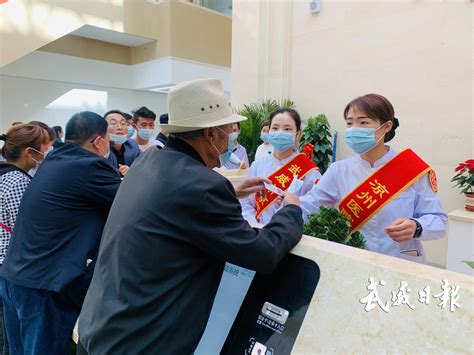 武威市人民政府 图片新闻 凉州医院新院区内护士为患者提供咨询