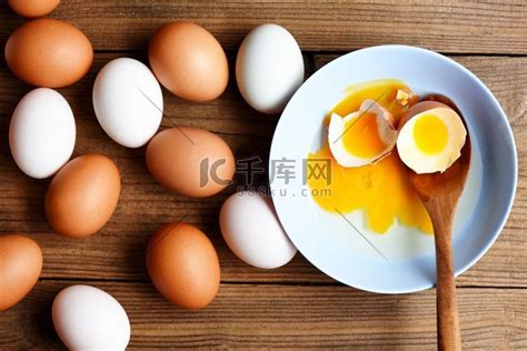 鸡蛋和鸭蛋从天然农产品中采集，以木质健康饮食理念、鲜碎蛋黄为原料高清摄影大图-千库网