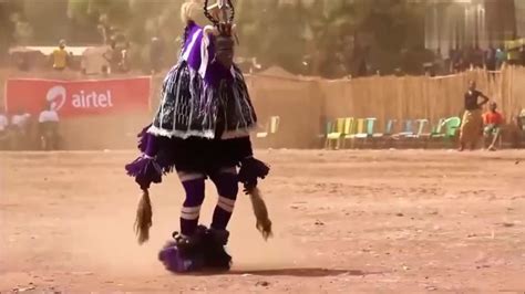 非洲一代舞王的“烫脚舞”，两腿抖动如马达，让人大开眼界！_新浪新闻