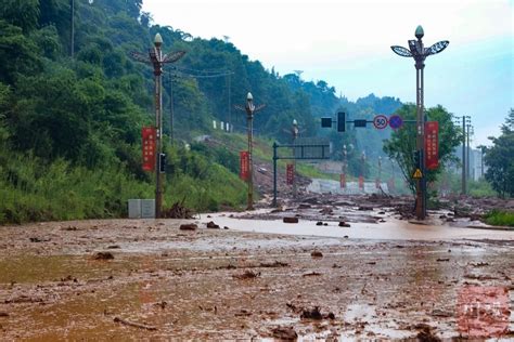 雅安雨城南外环线发生泥石流 警民齐力救援被困群众_四川在线