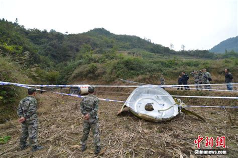 中国长征火箭助推器残骸坠落山头 冒出黄色浓烟