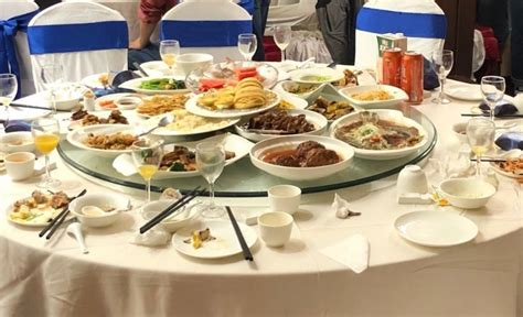 十桌剩饭菜倒满一大桶，婚宴浪费依然触目惊心_京报网