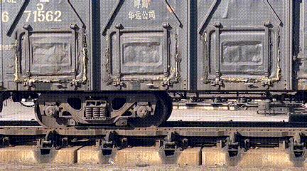 火车头是如何连接车厢的，火车挂钩工作原理演示，你看明白了吗？