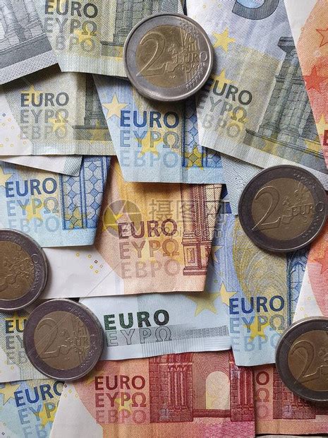 两种欧元硬币和不同面额的欧洲钞票高清图片下载-正版图片504556054-摄图网