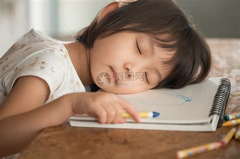 趴在桌子上睡觉的小女孩高清图片下载-正版图片502251208-摄图网