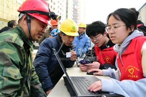 江苏镇江：购票服务进工地 温暖民工回家路-人民图片网