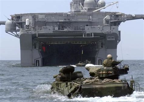 高清：海军陆战队抢滩登陆 两栖战车群海上全速出击【2】--军事--人民网