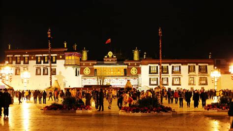 西藏拉萨南山公园布达拉宫亮灯倒影延时视频素材_ID:VCG2218546077-VCG.COM