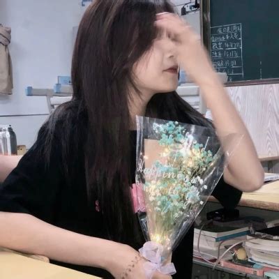 甜美女生拿花头像