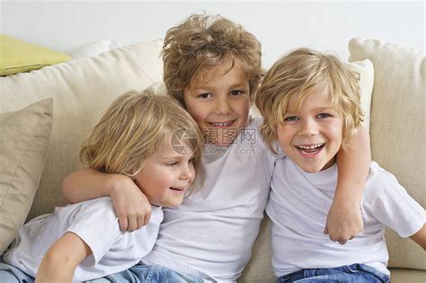 在沙发上的三个兄弟高清图片下载-正版图片502467254-摄图网