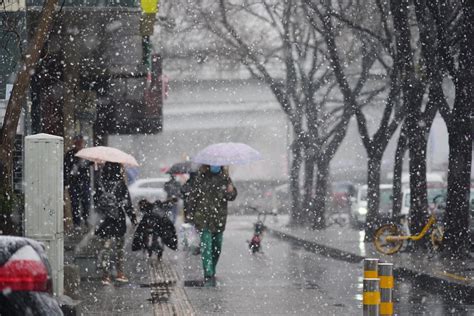 一杯姜红糖水，一份坚守！北京雨雪天里这一刻，最暖心 | 北晚新视觉