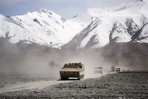 解放军99式坦克在海拔4300多米雪域高原实战演练