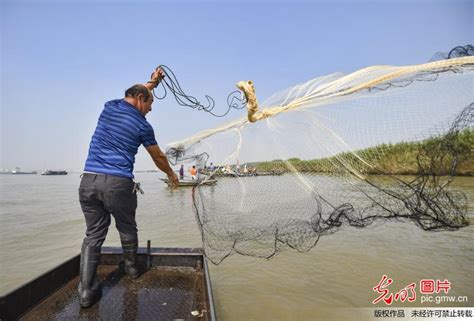 江苏淮安：渔民捕鱼供市场-人民图片网