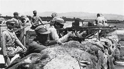 1933年3月11日，第29军大刀队夜袭驻扎在喜峰口西侧的敌营，毙、伤日军数百人。图为在前线作战的第29军大刀队-中国抗日战争-图片