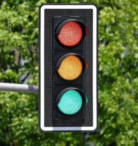 圆形红绿灯规则图解，圆形单个红绿灯可以左转吗_太平洋汽车