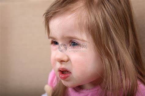 唐氏综合症女孩人士童年蓝色衬衫孩子残障眼睛白色粉色精神高清图片下载-正版图片320000126-摄图网