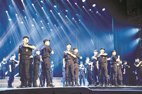 警察唱响《孤勇者》现场高燃 - 长江合唱音乐厅