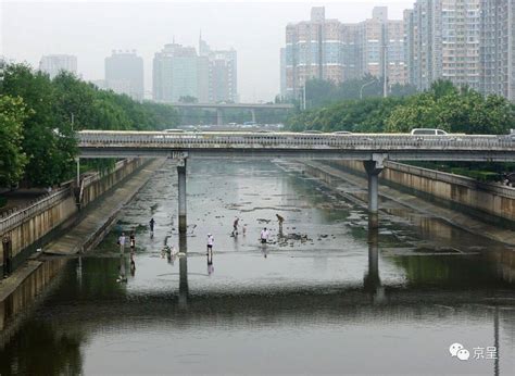 40秒看北京暴雨：地铁站内乘客踏水通行 汽车被淹局地发生山洪_凤凰网视频_凤凰网