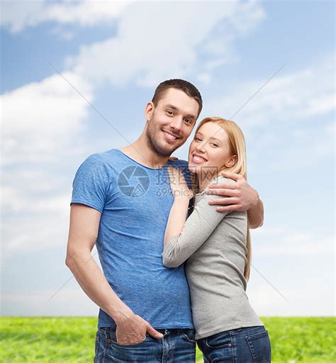 爱家庭观念微笑的夫妇拥抱高清图片下载-正版图片300822213-摄图网